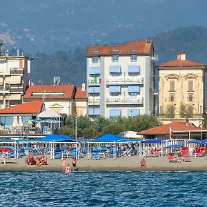 Lungomare Lido di Camaiore